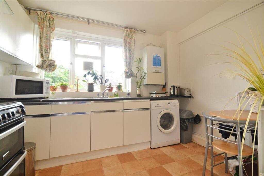 Lovely One Bed Apartment To Rent 런던 외부 사진