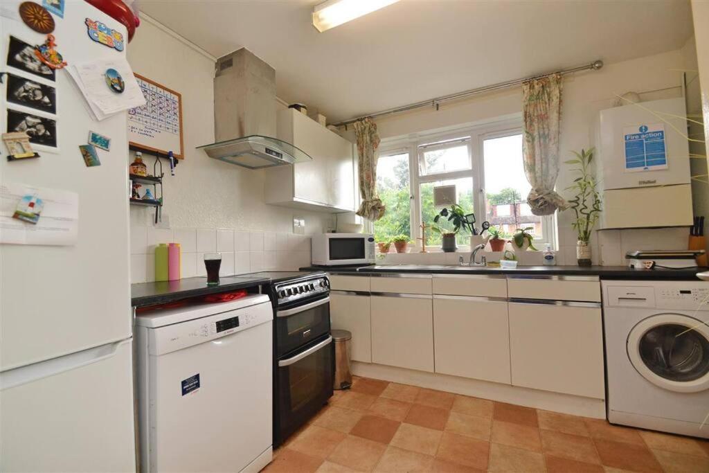 Lovely One Bed Apartment To Rent 런던 외부 사진