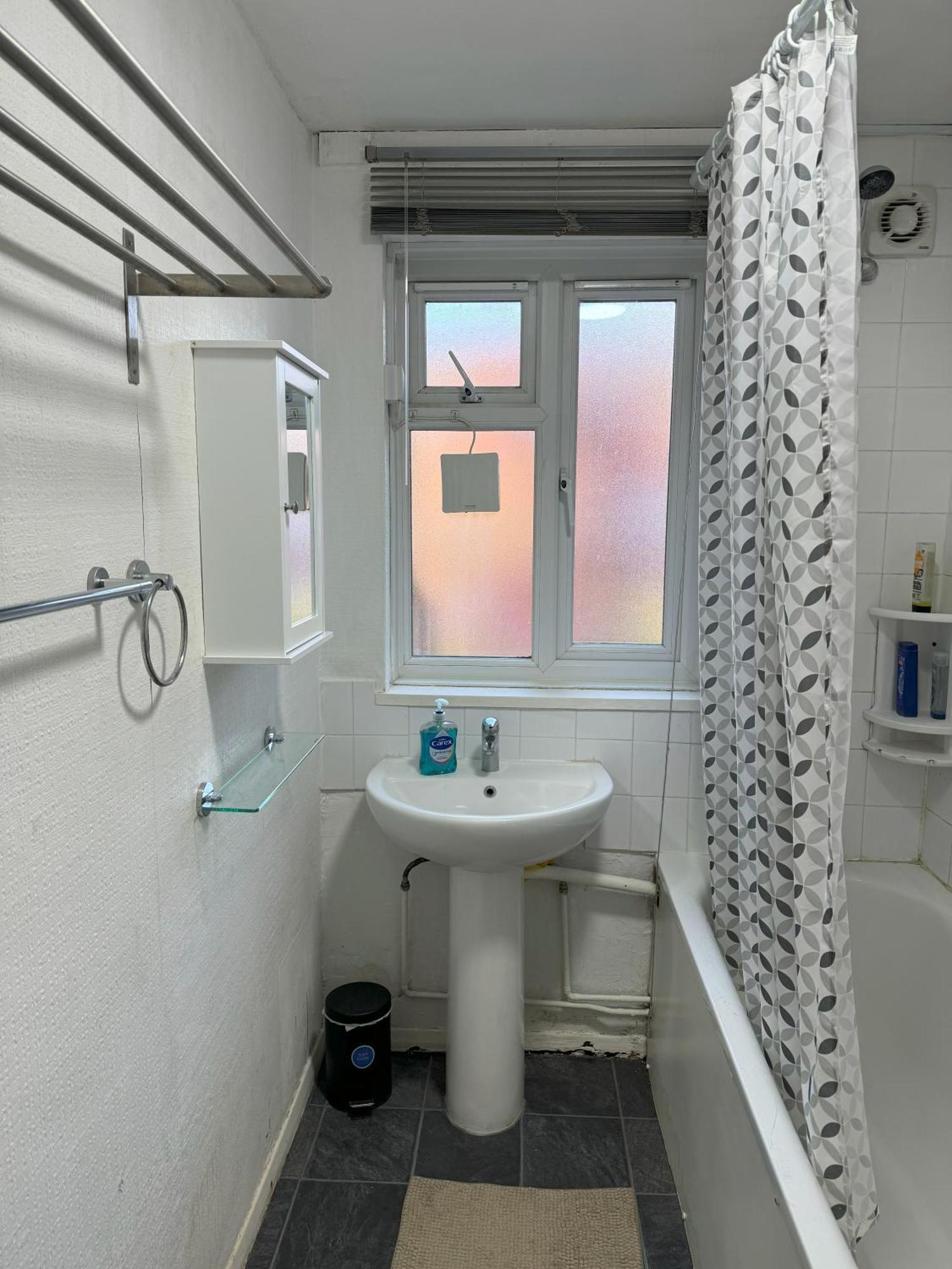 Lovely One Bed Apartment To Rent 런던 외부 사진